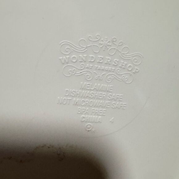 Bundle of 9 Melamine Plates - Picture 5 of 12